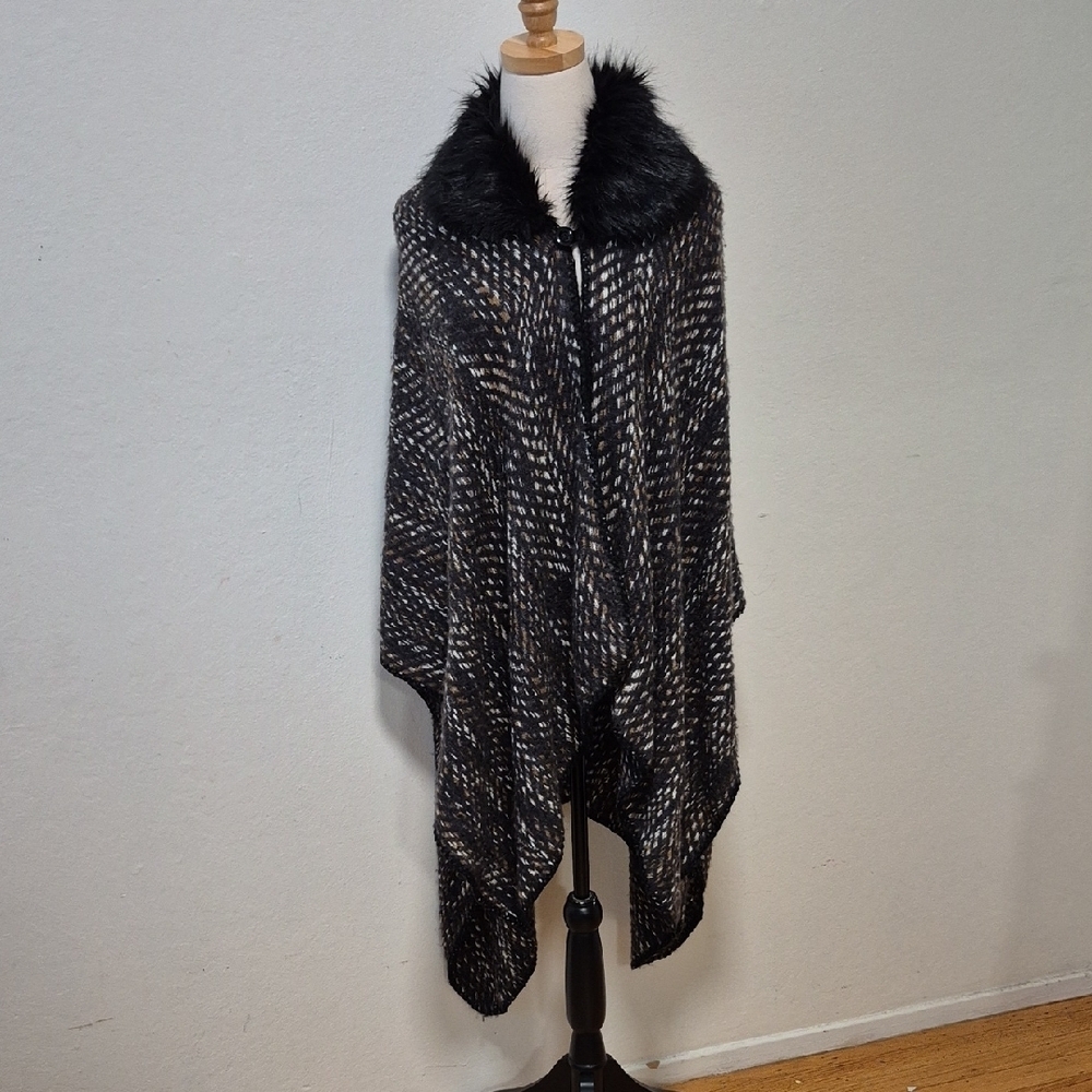 APT. 9 Women's Chevron Space-Dyed Faux Fur Collar Ruana Cape Poncho One Size